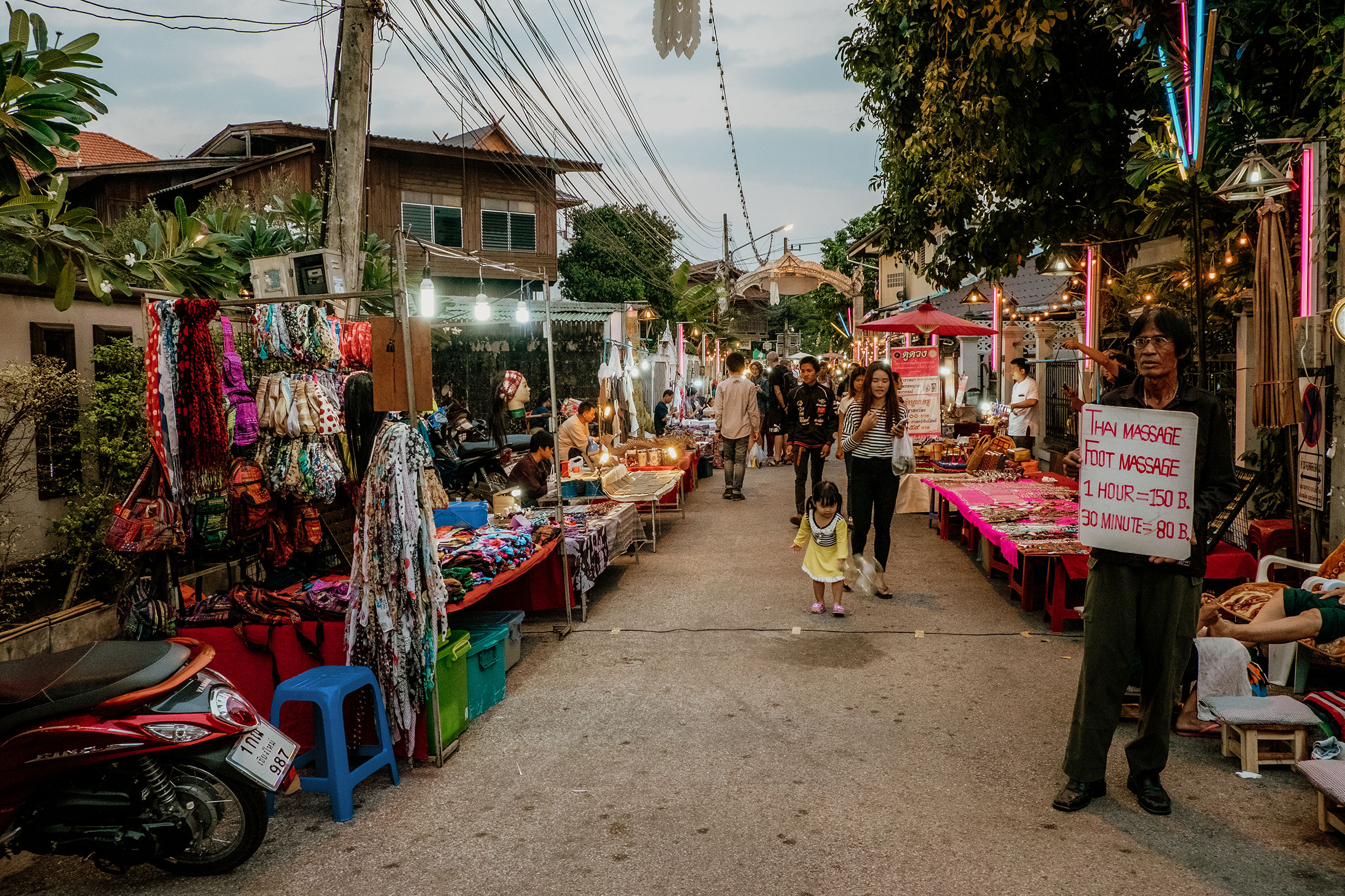 mit Fuji-Kameras in Chiang Mai, Nordthailand - Fotograf Fürth, © Klaus Gruber | dolphin photography