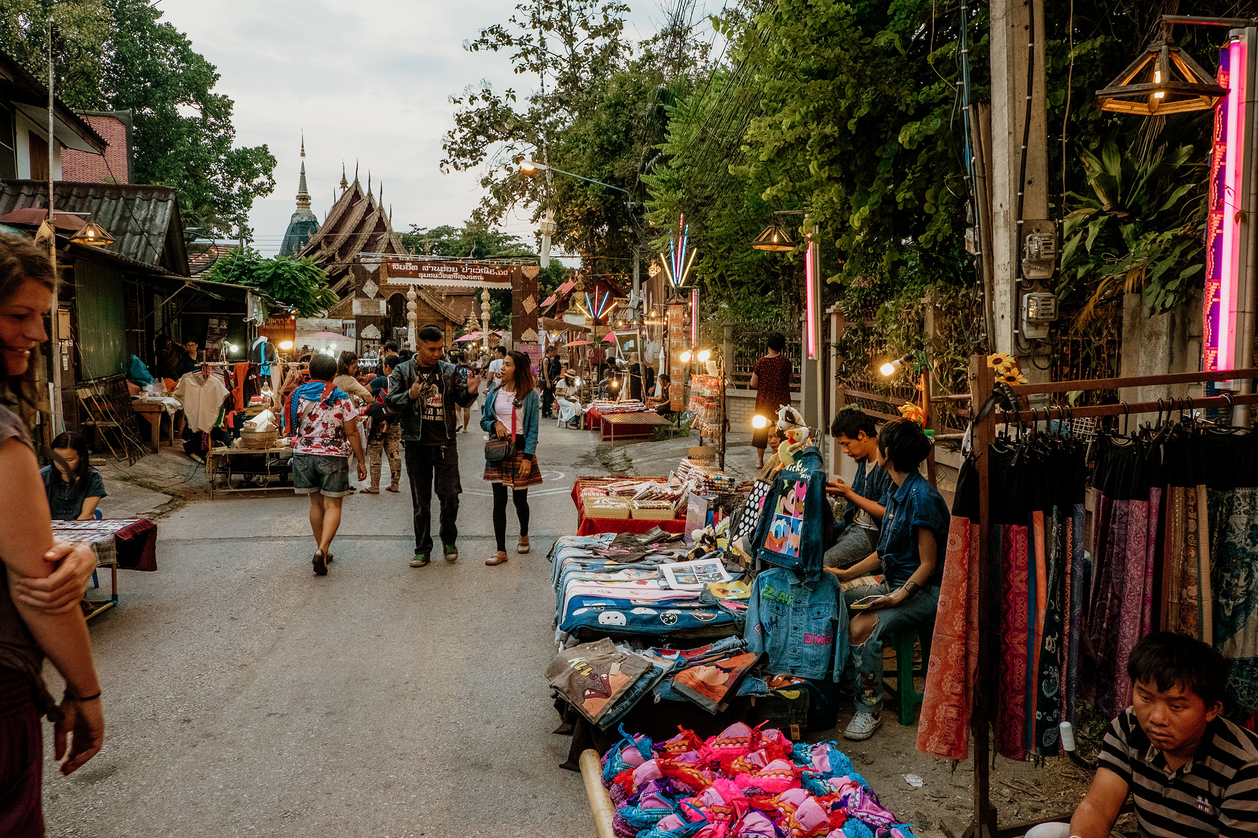 mit Fuji-Kameras in Chiang Mai, Nordthailand - Fotograf Fürth, © Klaus Gruber | dolphin photography