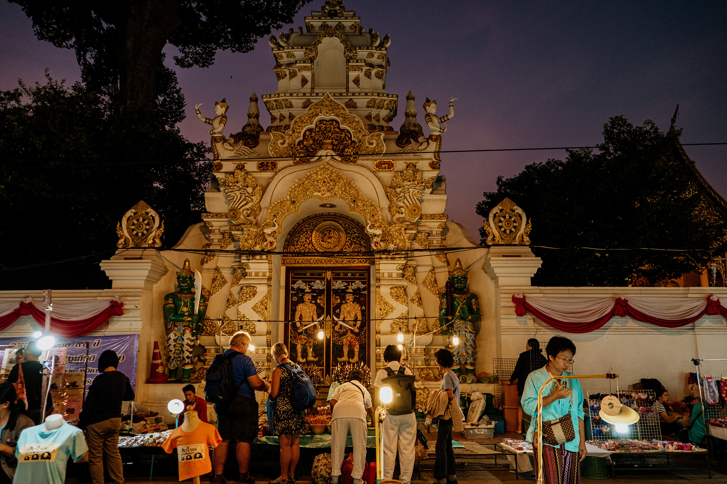 mit Fuji-Kameras in Chiang Mai, Nordthailand - Fotograf Fürth, © Klaus Gruber | dolphin photography