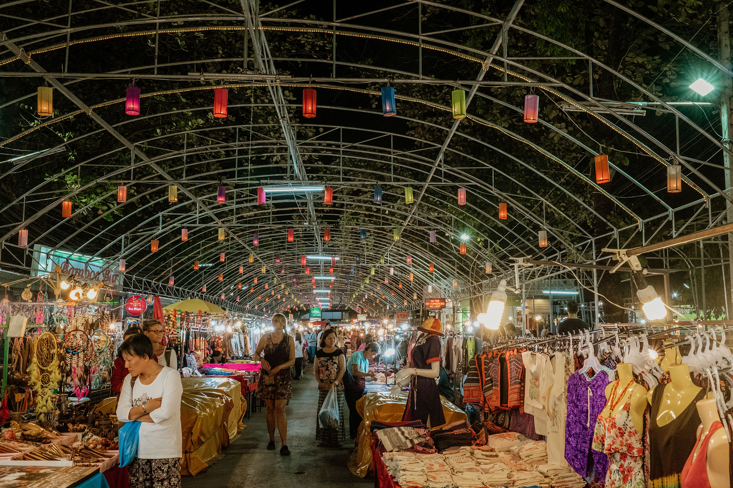 mit Fuji-Kameras in Chiang Mai, Nordthailand - Fotograf Fürth, © Klaus Gruber | dolphin photography