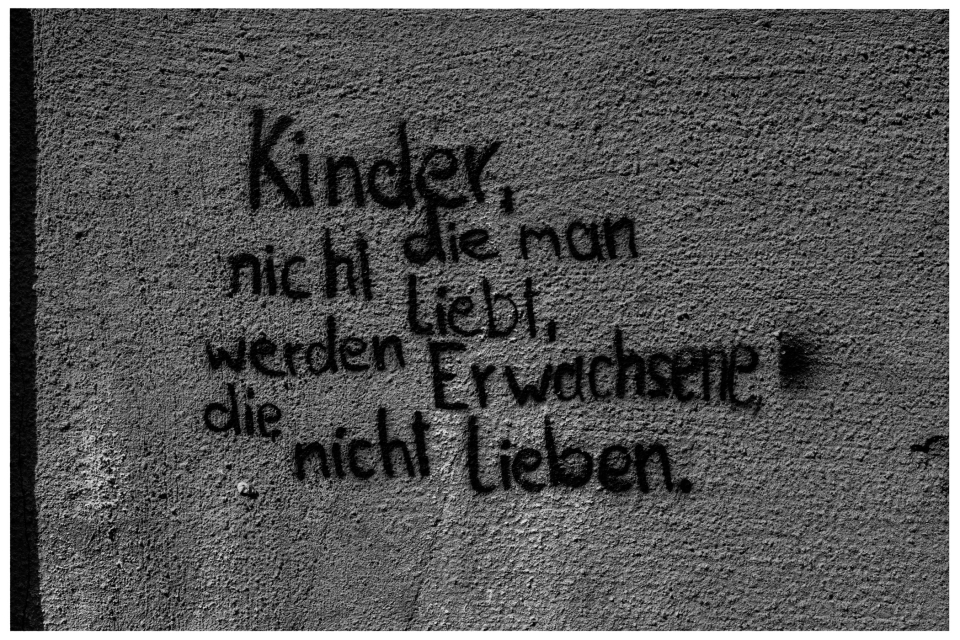 "Kinder, die man nicht liebt, werden Erwachsene, die nicht lieben.", © Klaus Gruber | dolphin photography
