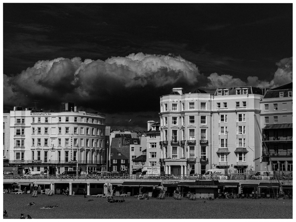 Historische Gebäude am Strand mit dramatischen Wolken und verteilten Liegestühlen, © Klaus Gruber | Fotograf Fürth
