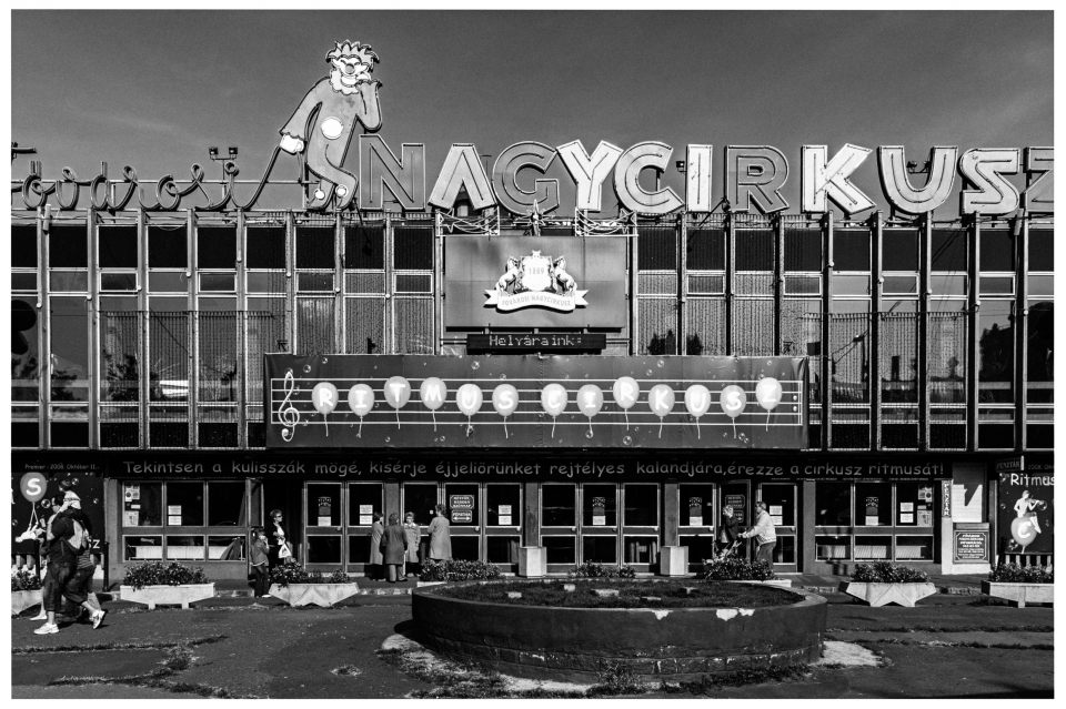 Gebäude "NAGYCIRKUSZ" mit Affenmotiv und Schaufenster, Menschen am Eingang, © Klaus Gruber | Fotograf Fürth