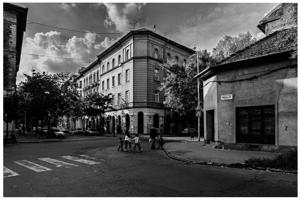 Städtische Straßenecke mit großem Eckgebäude, Zebrastreifen, Autos und Bäumen, © Klaus Gruber | Fotograf Fürth