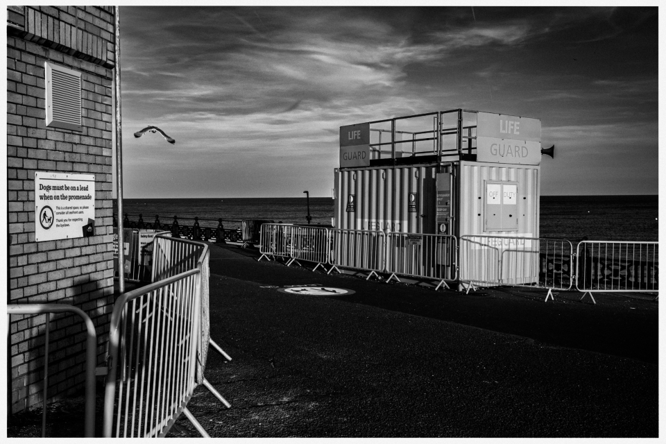 Promenade mit Containermodul-Rettungsturm, Leinenpflicht-Schild, Meer im Hintergrund, © Klaus Gruber | Fotograf Fürth