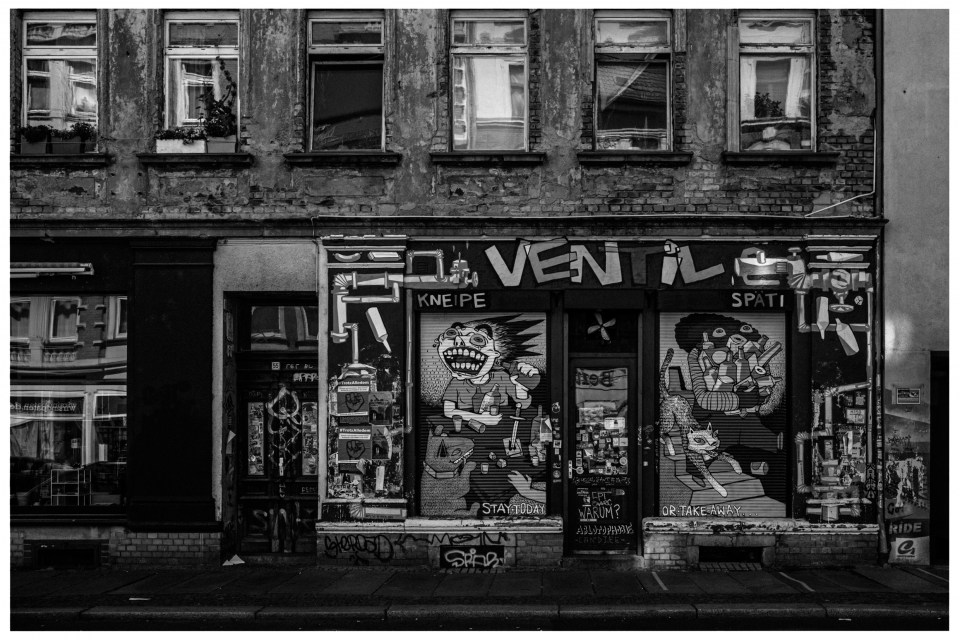 Altes urbanes Gebäude mit bemalten Rollläden, Graffiti, Plakaten; als Kneipe und Späti beschildert, © Klaus Gruber | Fotograf Fürth