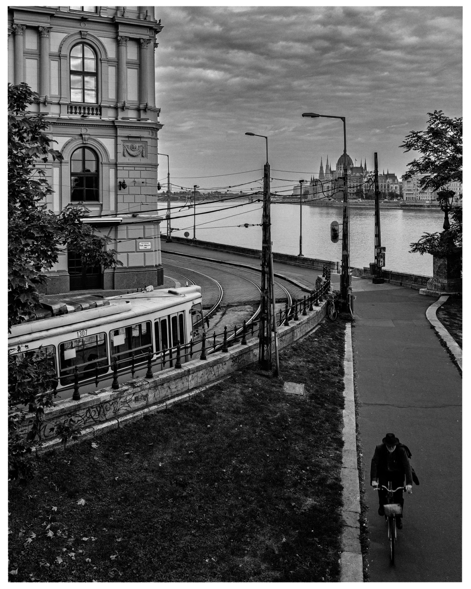 Schwarz-weiße Stadtansicht mit Straßenbahn, historische Gebäude, Fluss und gotische Architektur, © Klaus Gruber | Fotograf Fürth
