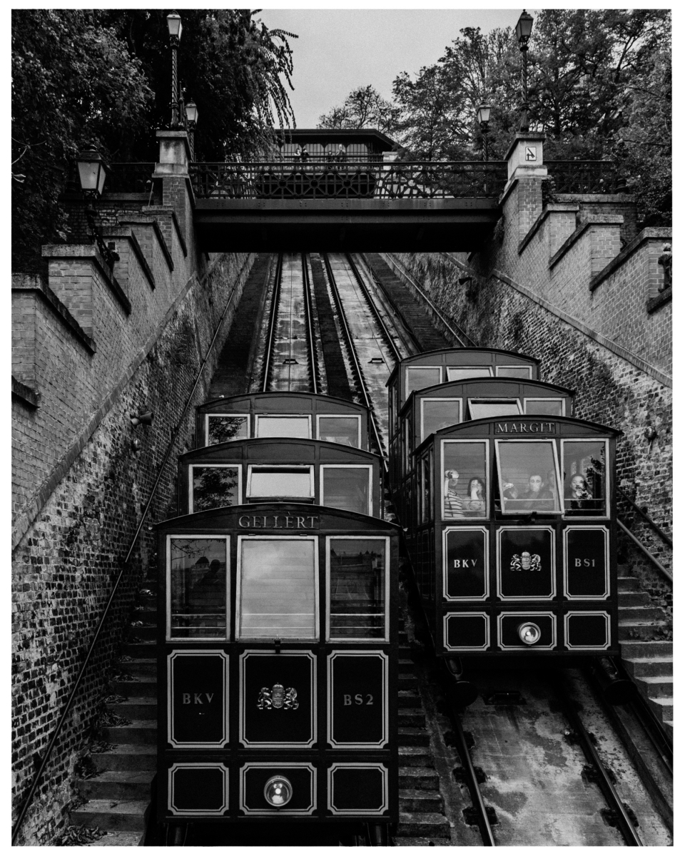 Zwei Standseilbahnen, Gellért und Margit, fahren steile Strecke hinauf, Schwarz-Weiß-Foto, © Klaus Gruber | Fotograf Fürth