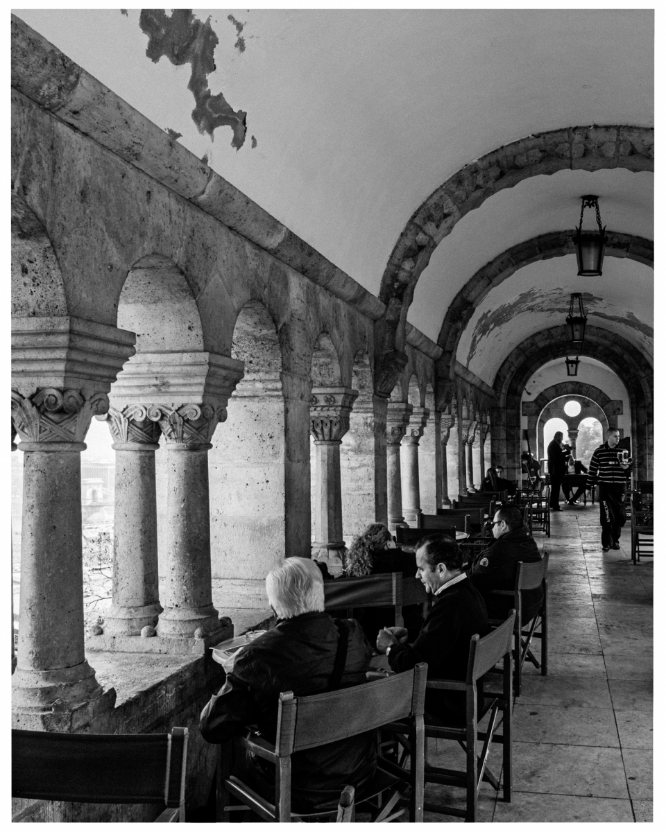 Historische Arkade mit Rundbögen, Personen sitzen und genießen die Aussicht durch die Säulen, © Klaus Gruber | Fotograf Fürth