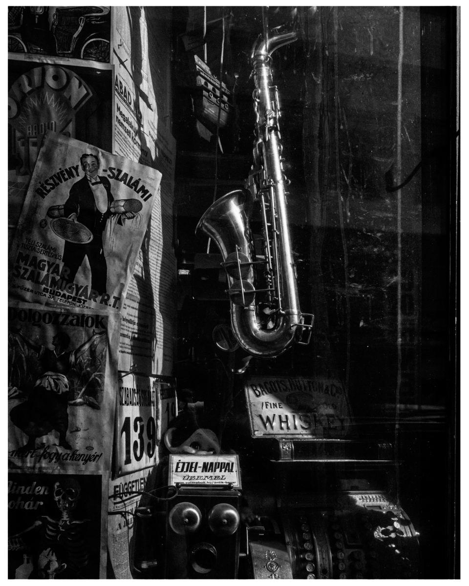 Wand mit alten Werbeplakaten, Saxophon und Registrierkasse, nostalgische Atmosphäre, © Klaus Gruber | Fotograf Fürth