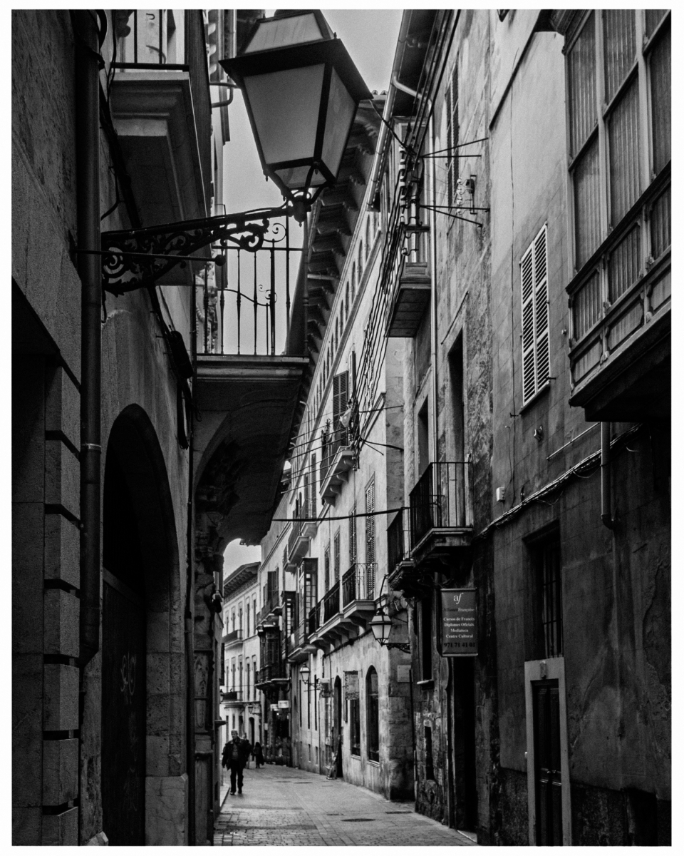 Schmale gepflasterte Straße mit historischen Steinbauten und Laternen in alter Stadt, © Klaus Gruber | Fotograf Fürth