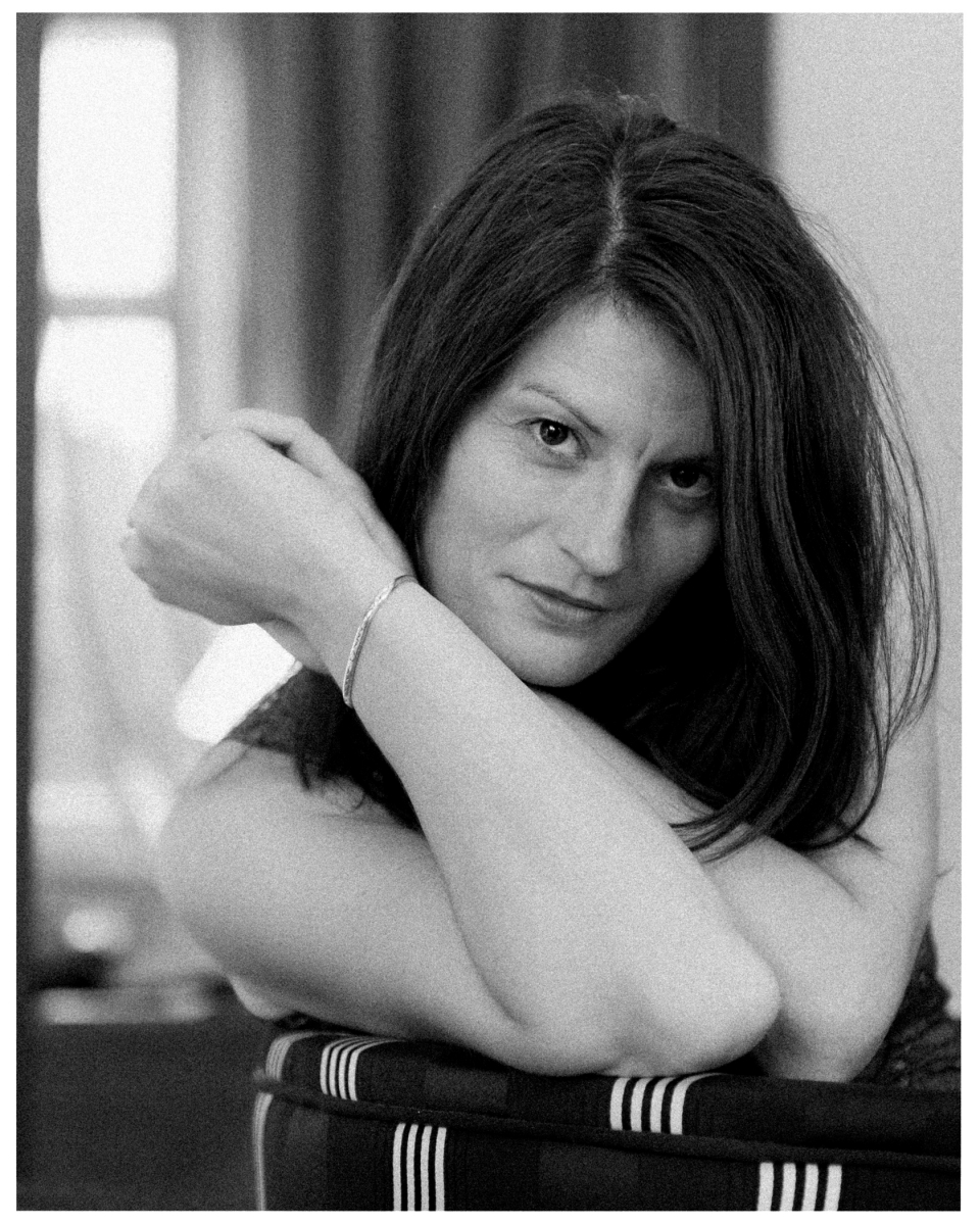Frau mit langen Haaren, lehnt am Stuhl, schaut in Kamera, Schwarz-Weiß-Foto, © Klaus Gruber | Fotograf Fürth