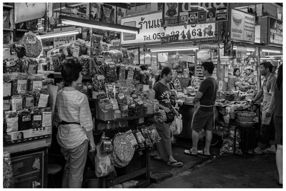 Marktplatz mit Ständen, die getrocknete Waren verkaufen, Personen interagieren lebendig, © Klaus Gruber | Fotograf Fürth