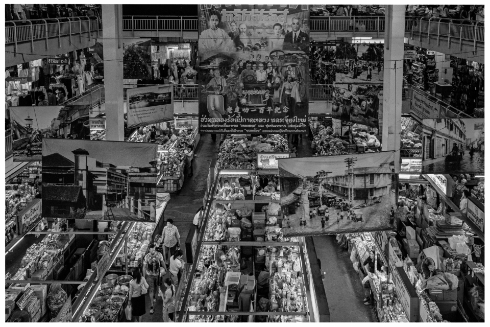 Geschäftiger Innenmarkt mit Ständen, großen Bannern und vielen Menschen in engen Gängen, © Klaus Gruber | Fotograf Fürth