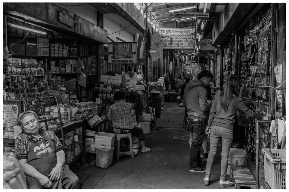 Personen stöbern in überdachtem Markt mit Verkaufsständen und Waren, © Klaus Gruber | Fotograf Fürth