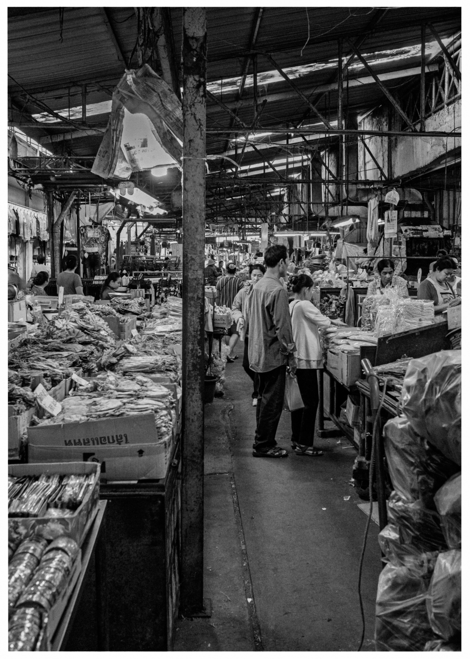 Überdachter Markt mit Ständen, Menschen betrachten Produkte, geschäftige und dichte Atmosphäre, © Klaus Gruber | Fotograf Fürth