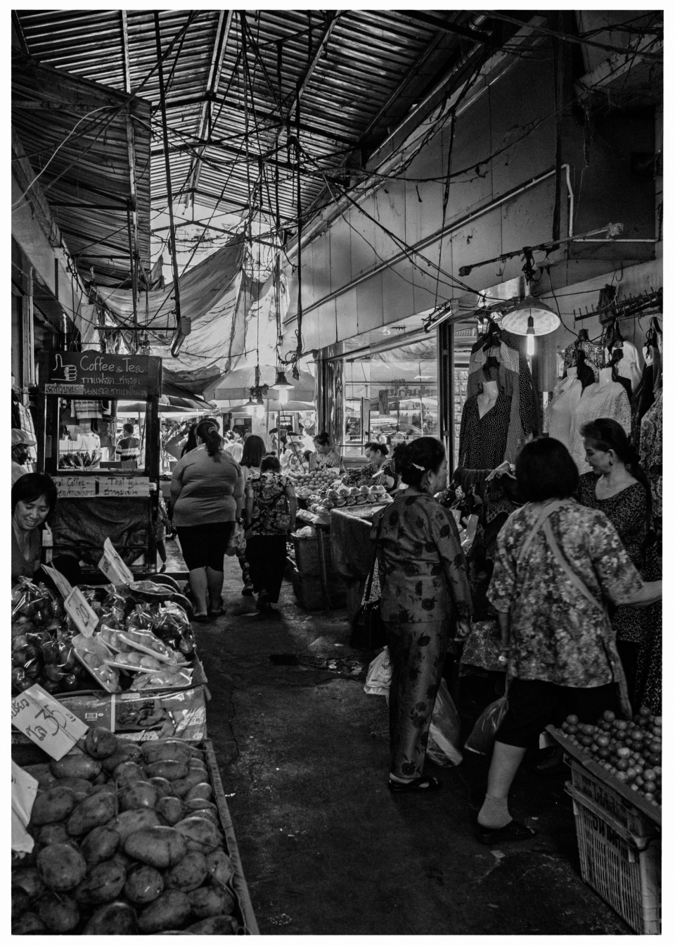Belebter überdachter Marktgang mit Menschen, Ständen für Obst, Gemüse und Kleidung, © Klaus Gruber | Fotograf Fürth